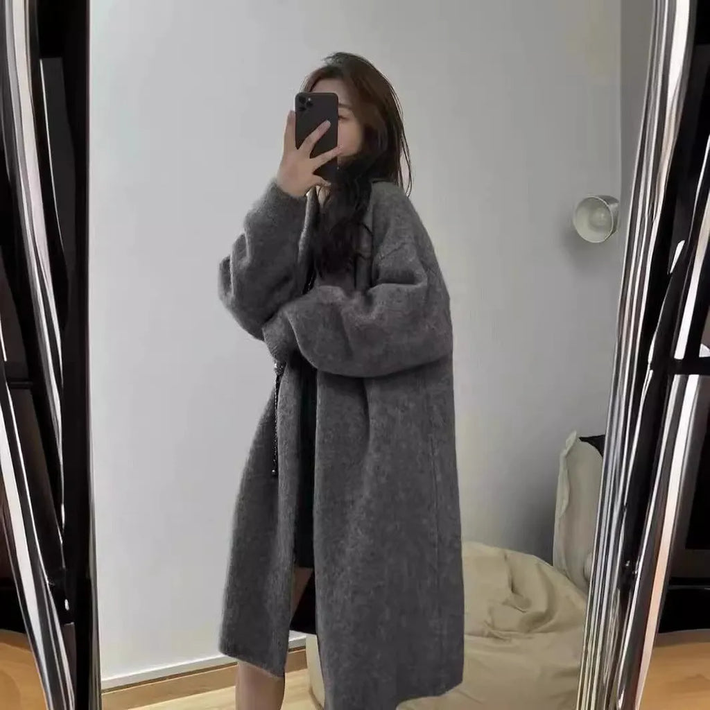Women's mid-length knitted V-neck cardigan in loose fit with long sleeves