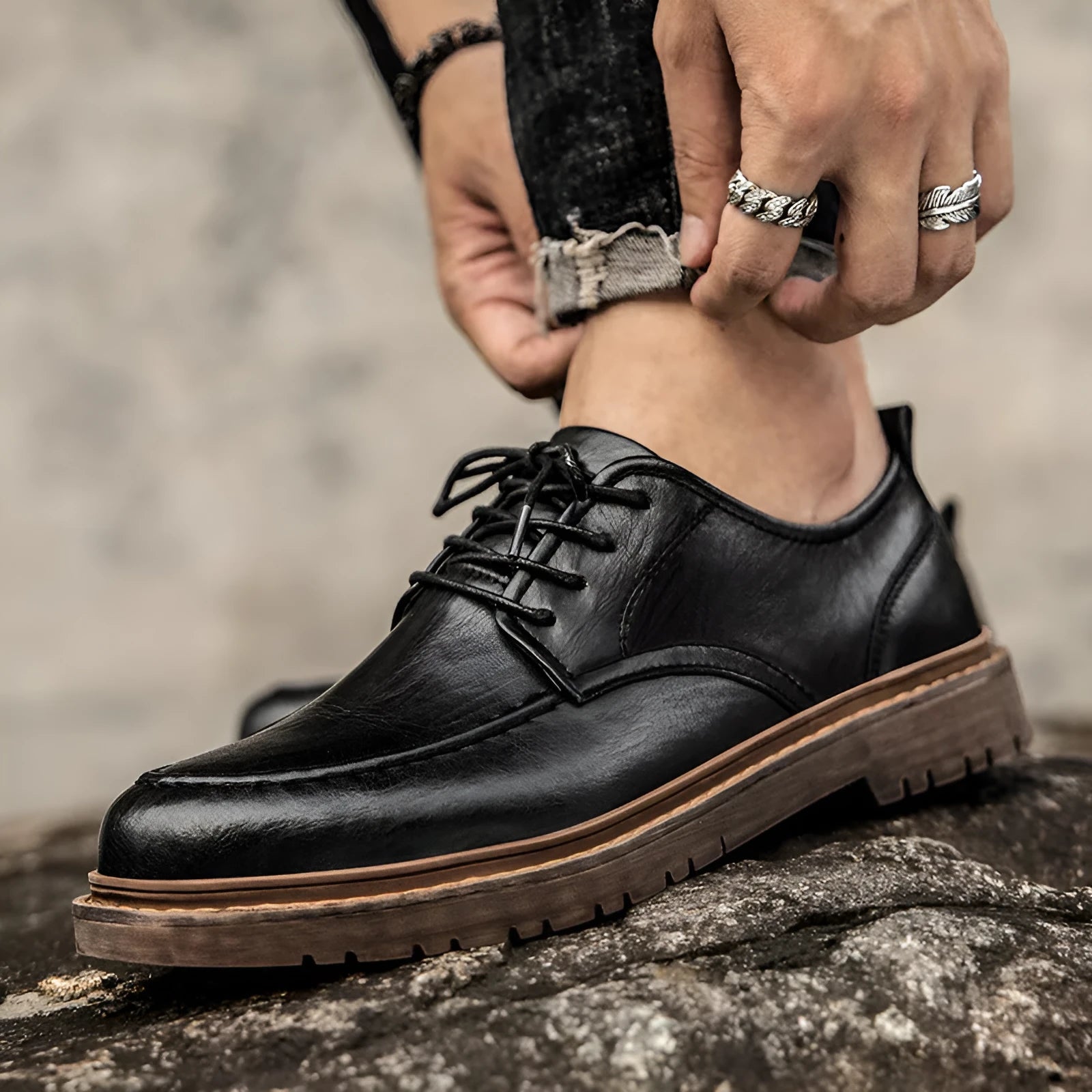 British casual leather shoes in black or brown with round toe and low-cut design