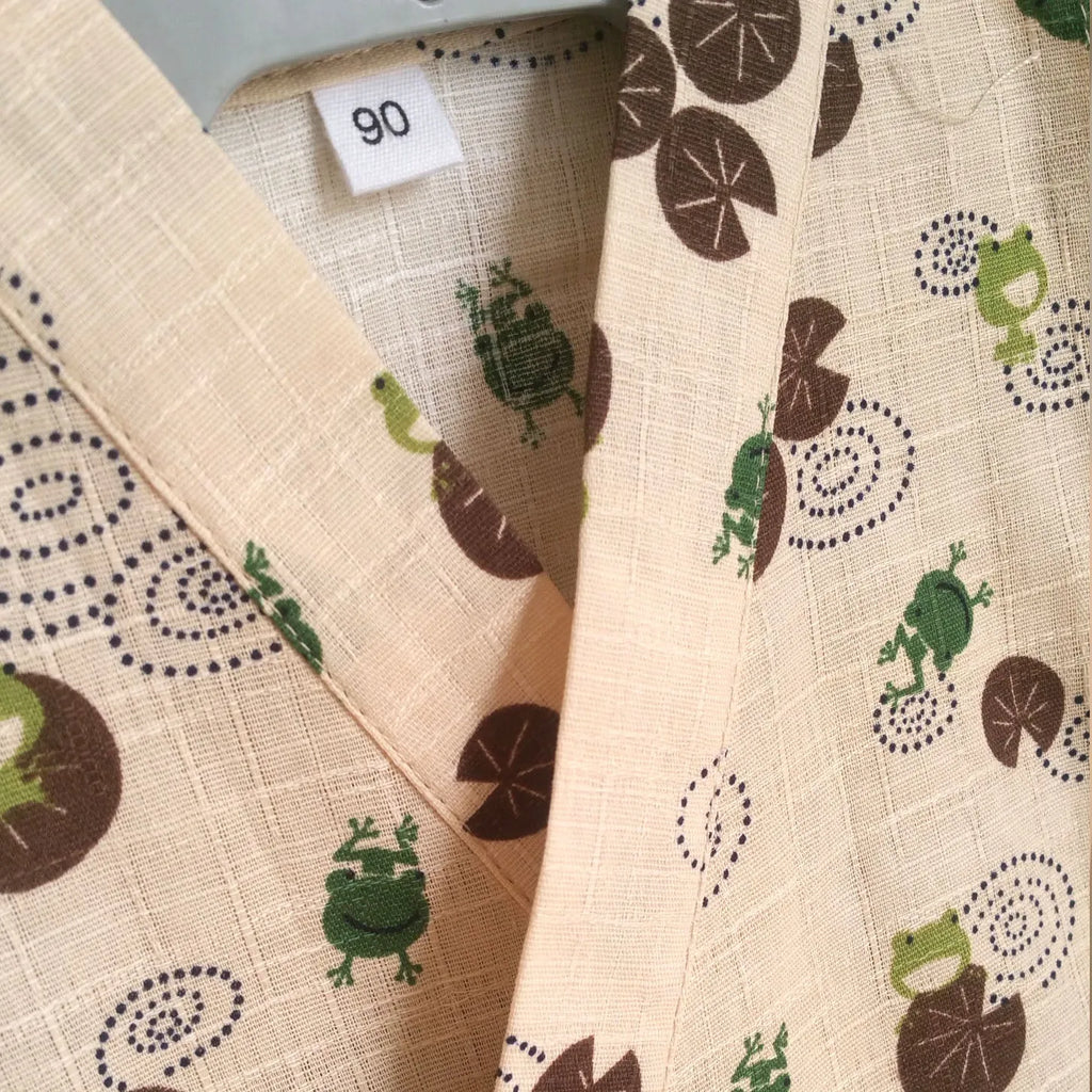 Children's pure cotton flat yukata in beige frog pattern, short sleeves, size 110cm on display