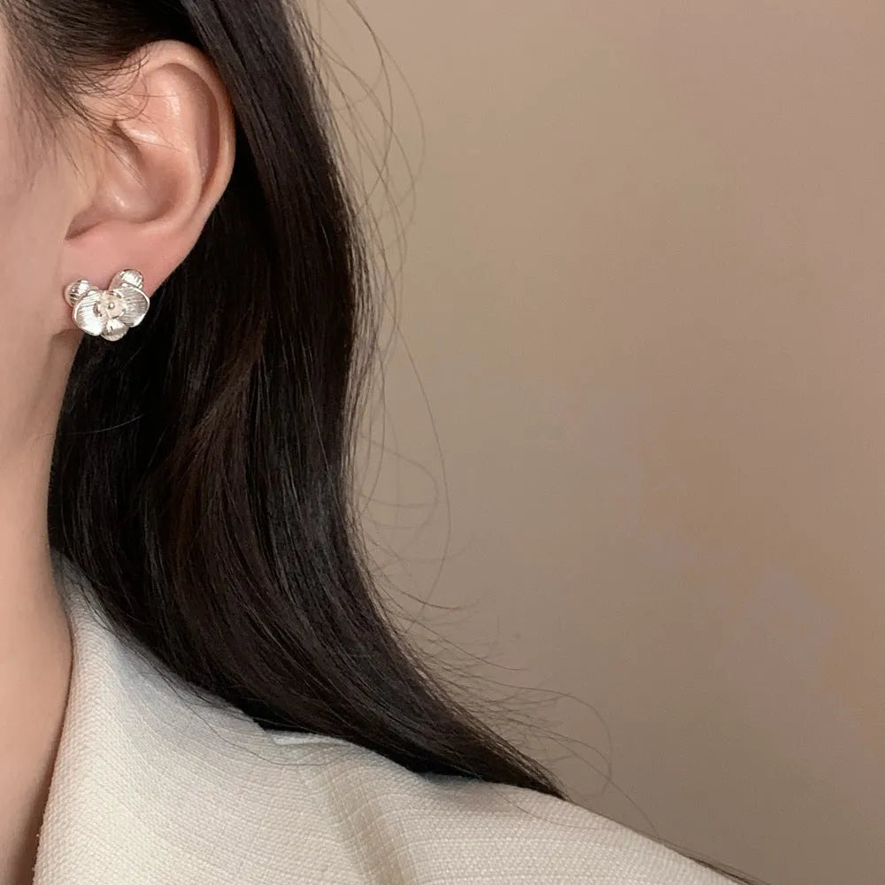 Women's retro flower fashion earrings in gold or silver colour with petal design