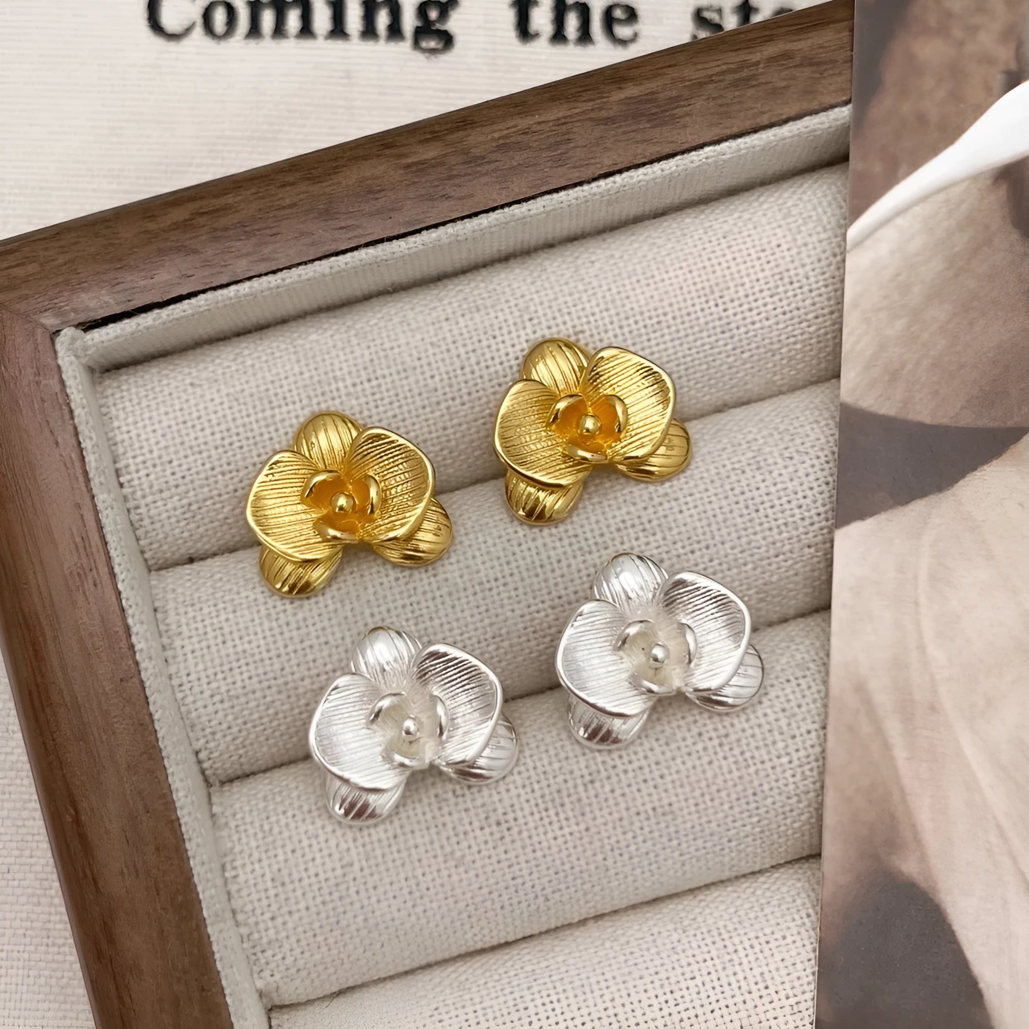 Women's retro flower fashion earrings in gold or silver colour with petal design