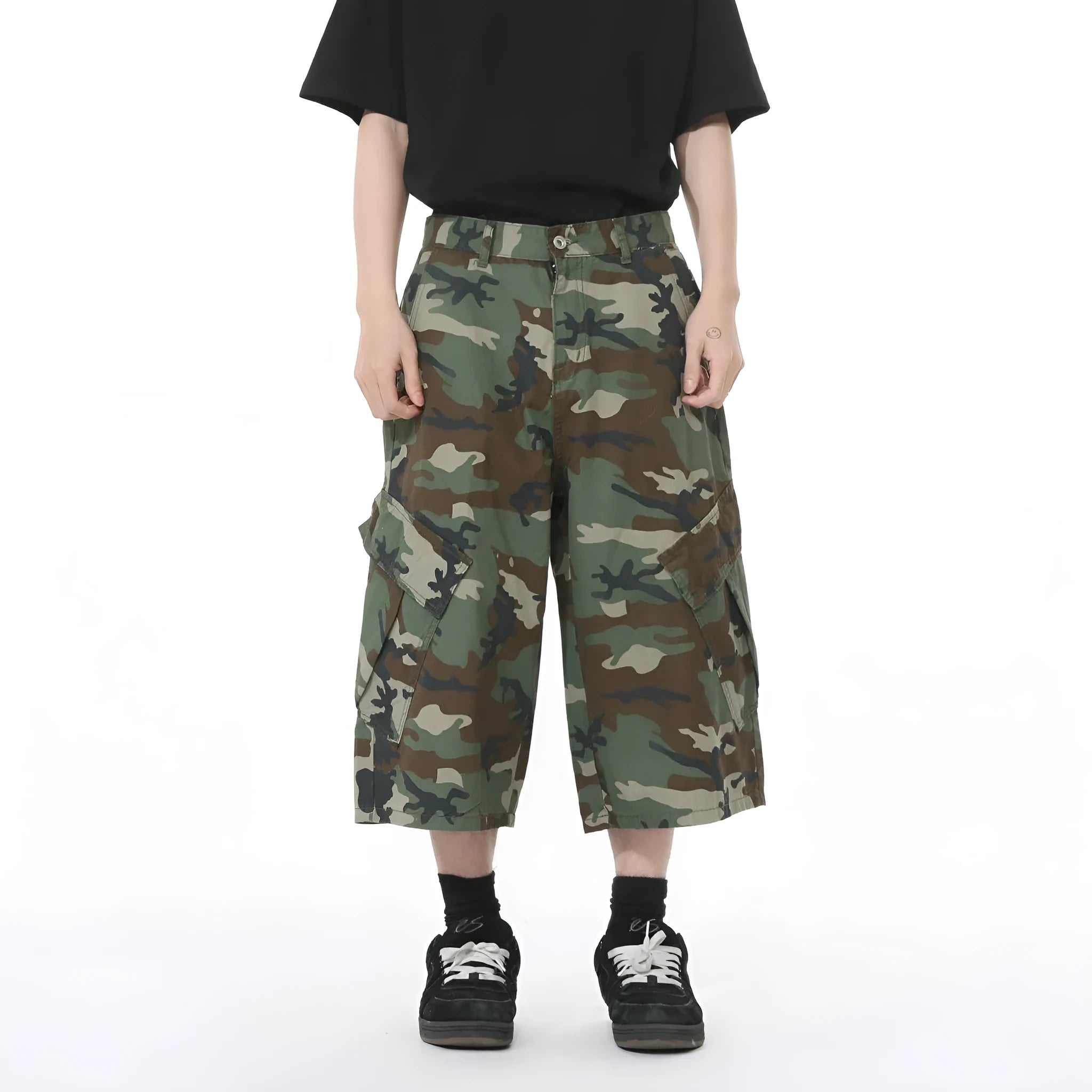 Men's camouflage cargo trousers with wide leg fit and cropped length