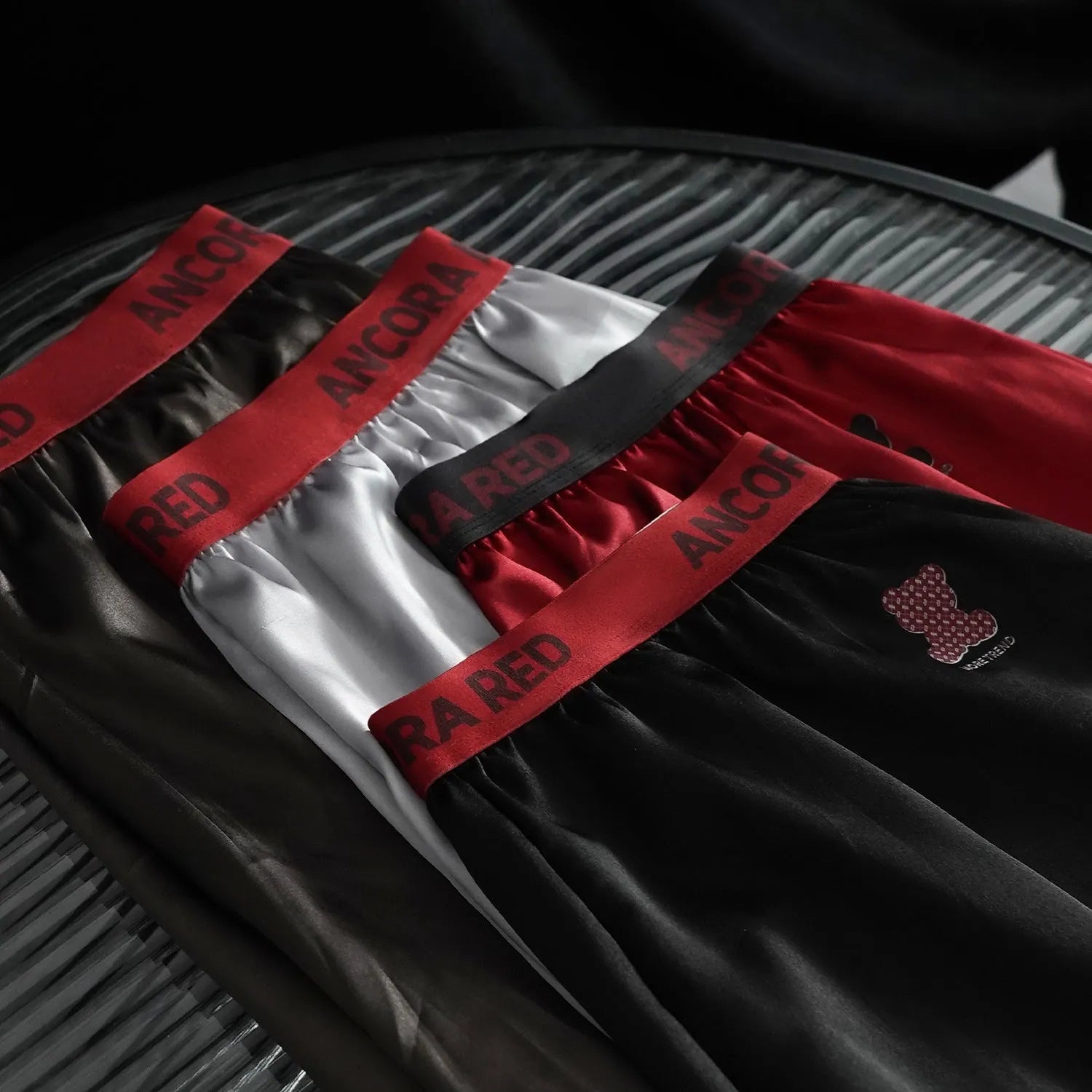 Men's solid colour boxer briefs in polyester fabric with mid-waist design