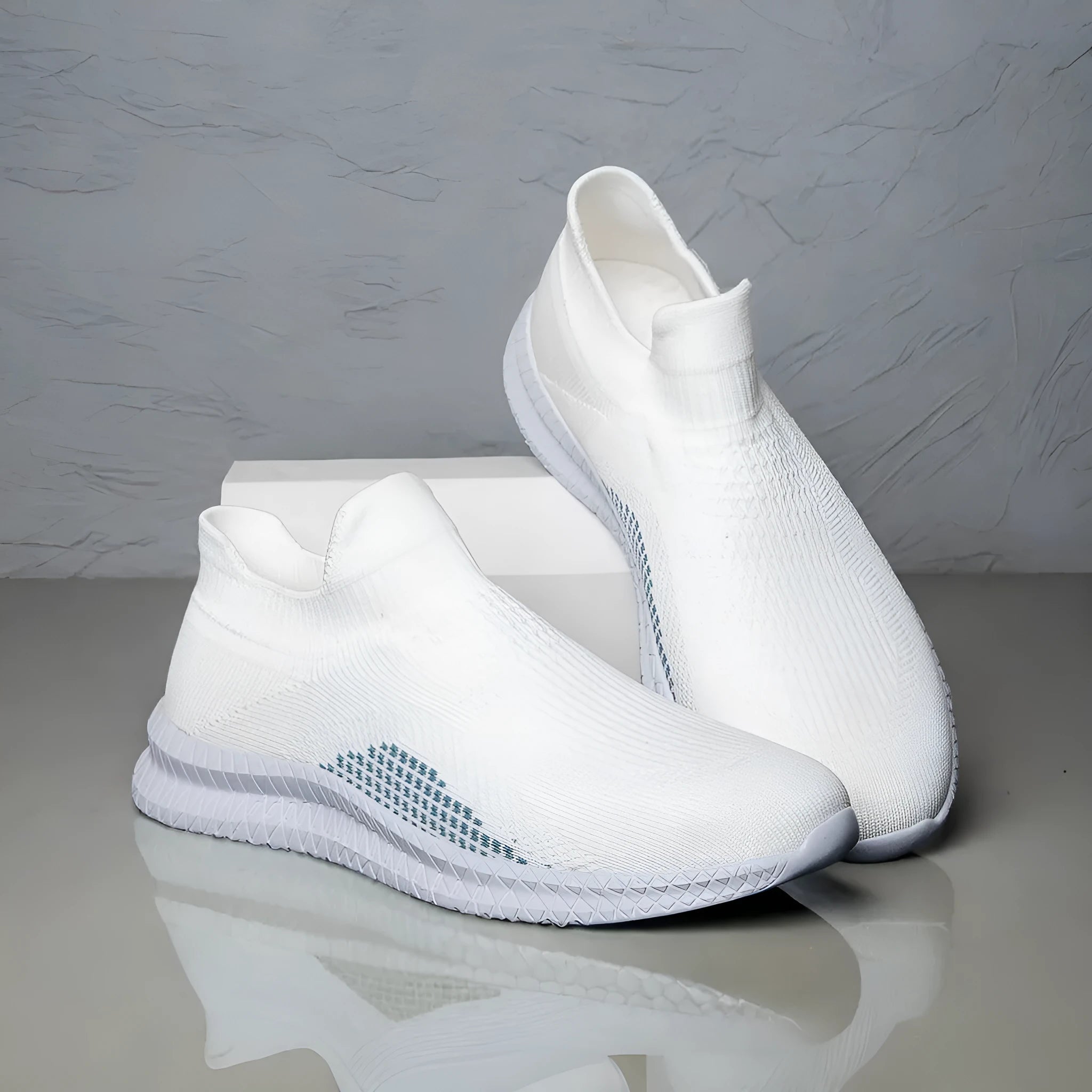 Solid colour flyknit style casual sneakers with fabric upper and low flat heel