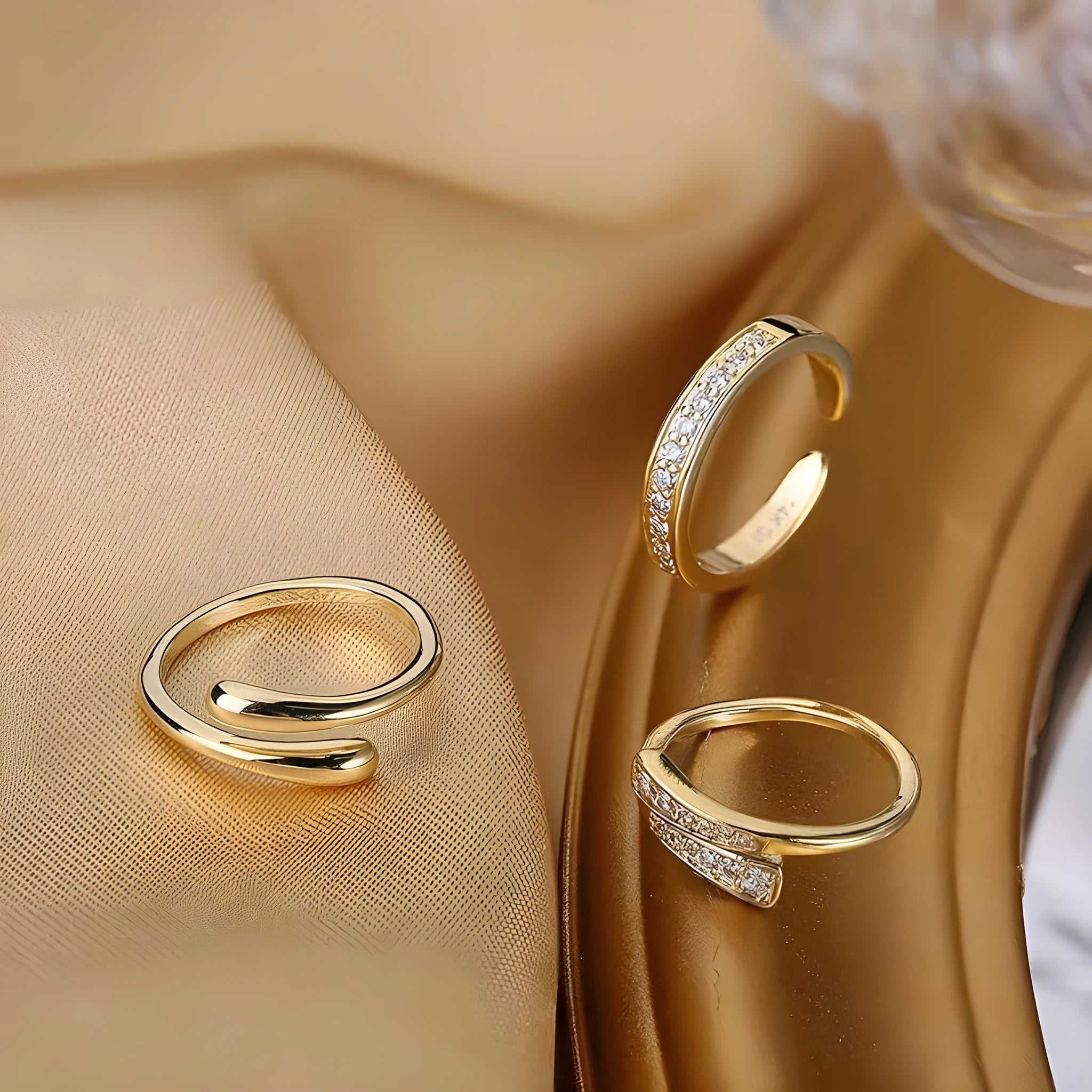 Gold plated geometric toe ring with rhinestone design on alloy base