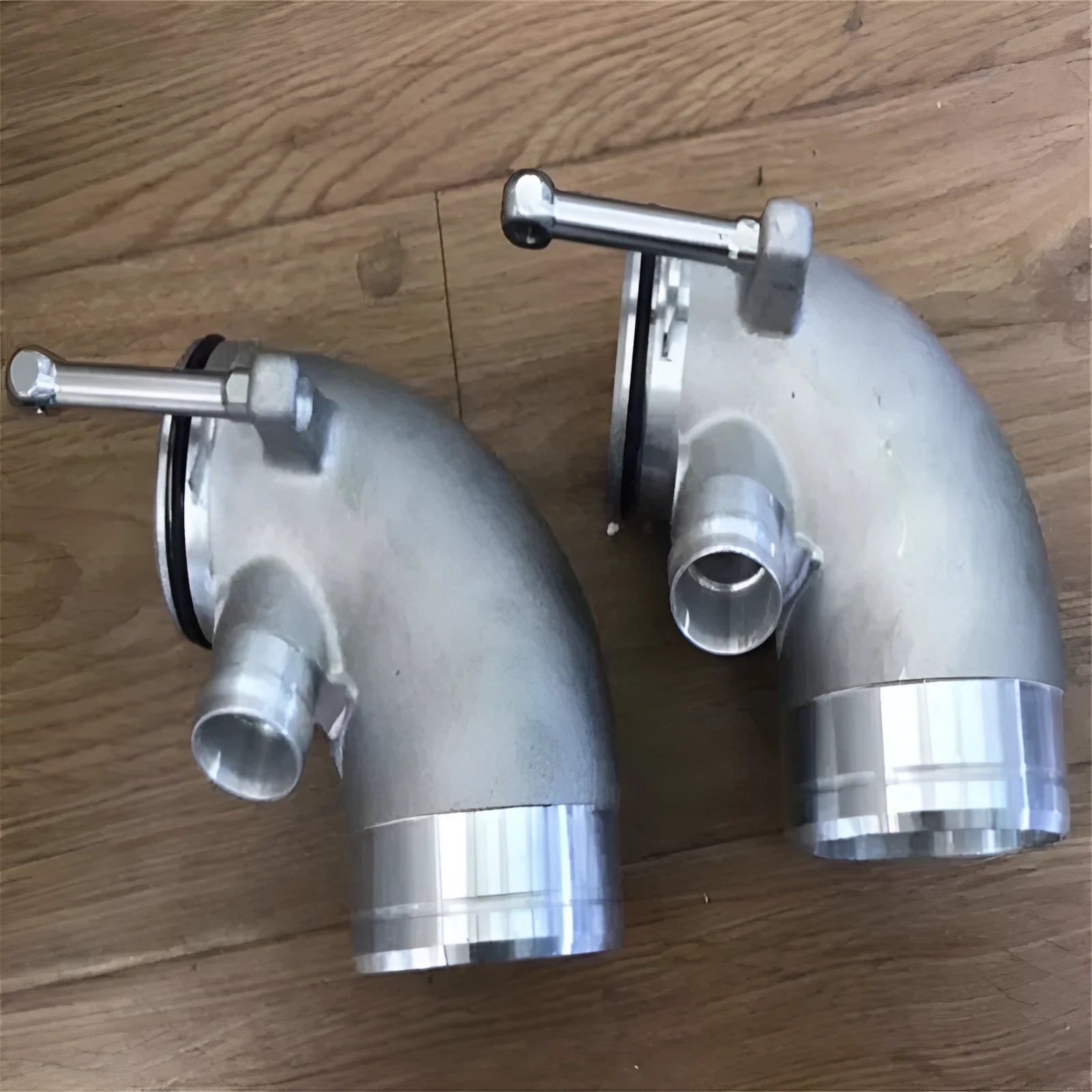 Aluminium alloy 90 degree turbocharger elbow pipe connector for lateral engine positioning