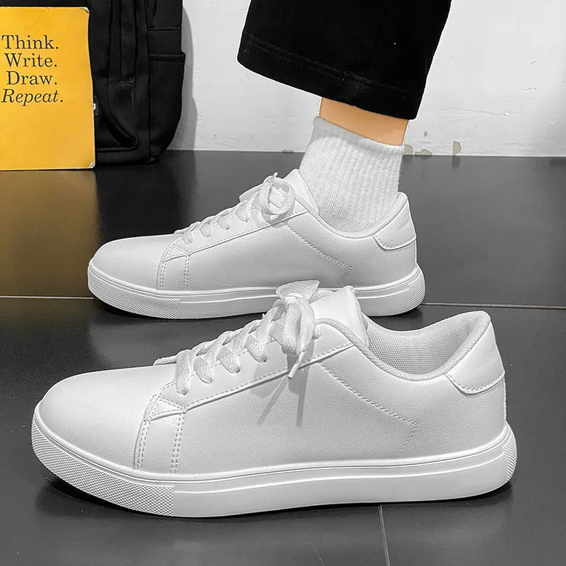 Men's casual lightweight soft-soled sneakers with rubber sole and lace-up closure