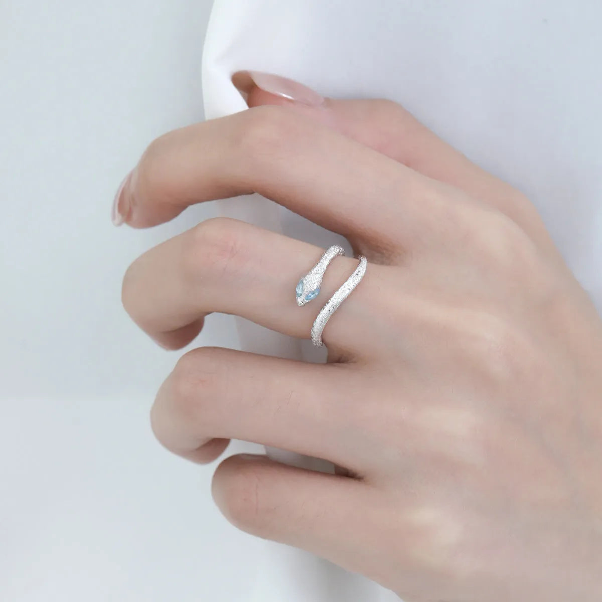 Adjustable snake ring in white gold colour with electroplated silver construction