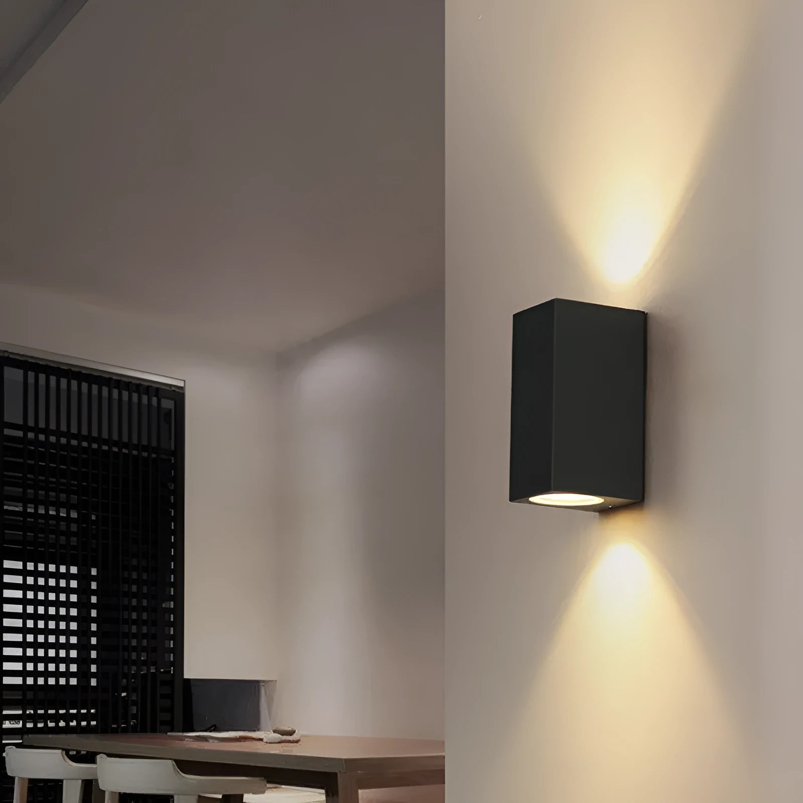 Black aluminium LED wall lamp with glass shade for indoor wall mounting