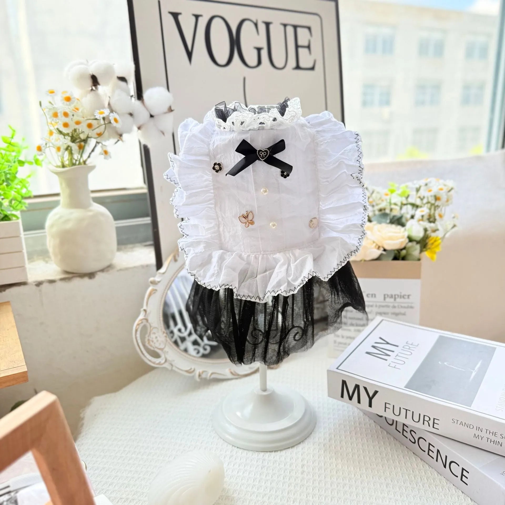 White yarn princess-style waltz gauze skirt for a small dog on a mannequin.