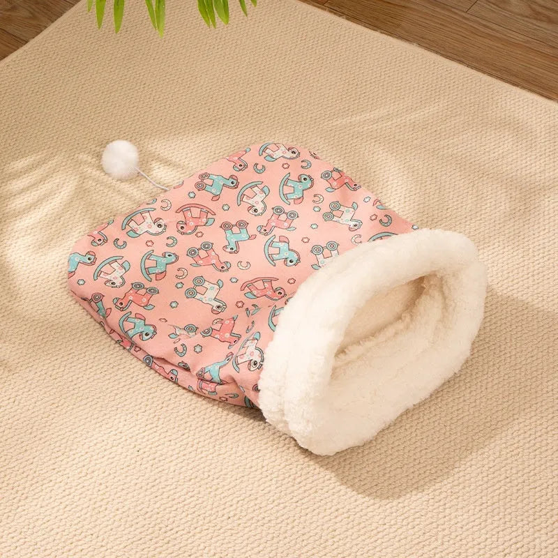 Flannel cat sleeping bag nest measuring 50 by 40 cm in pink Trojan design