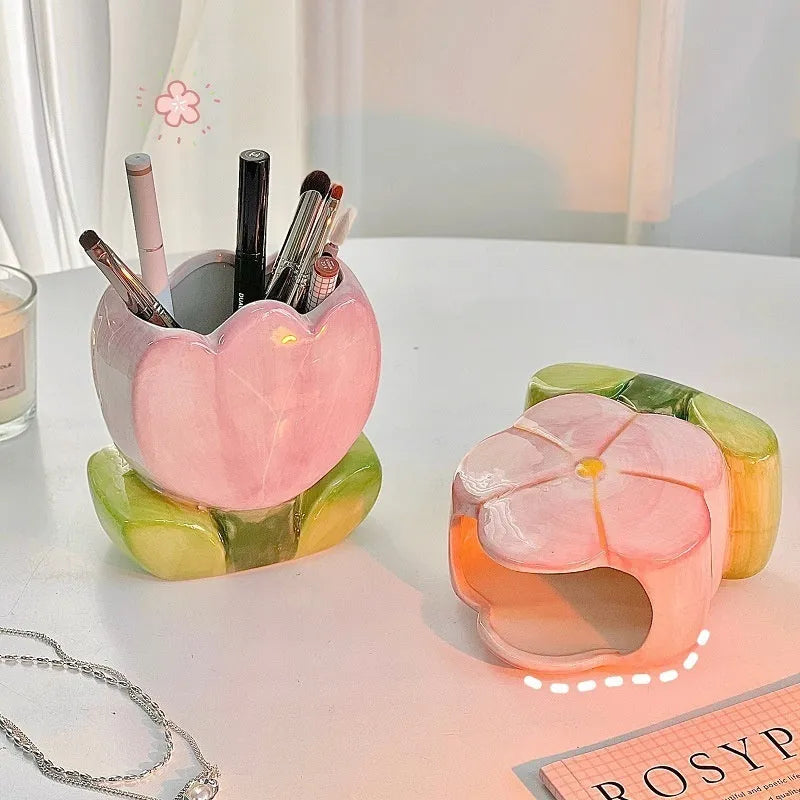 Ceramic pen holder storage box with floral decoration measuring 11.8x5.8x10 cm