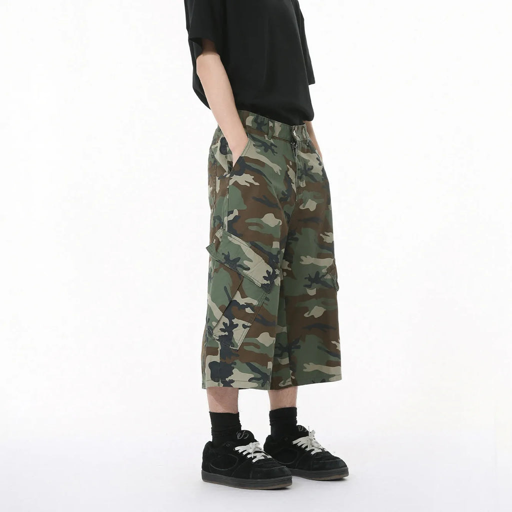 Men's camouflage cargo trousers with wide leg fit and cropped length