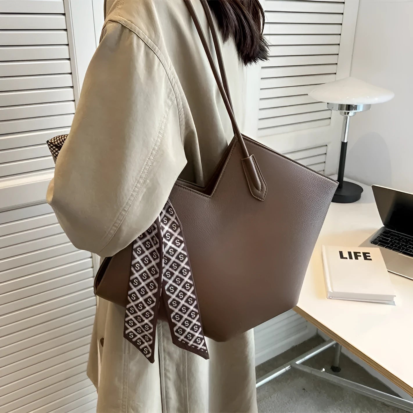 Women's large capacity PU leather shoulder bag in horizontal square shape with sandwich pocket design