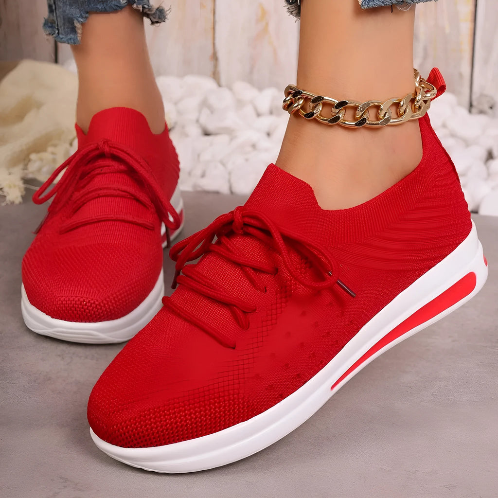 Women's low-top fly-knit sneakers in black with round toe and lace-up closure