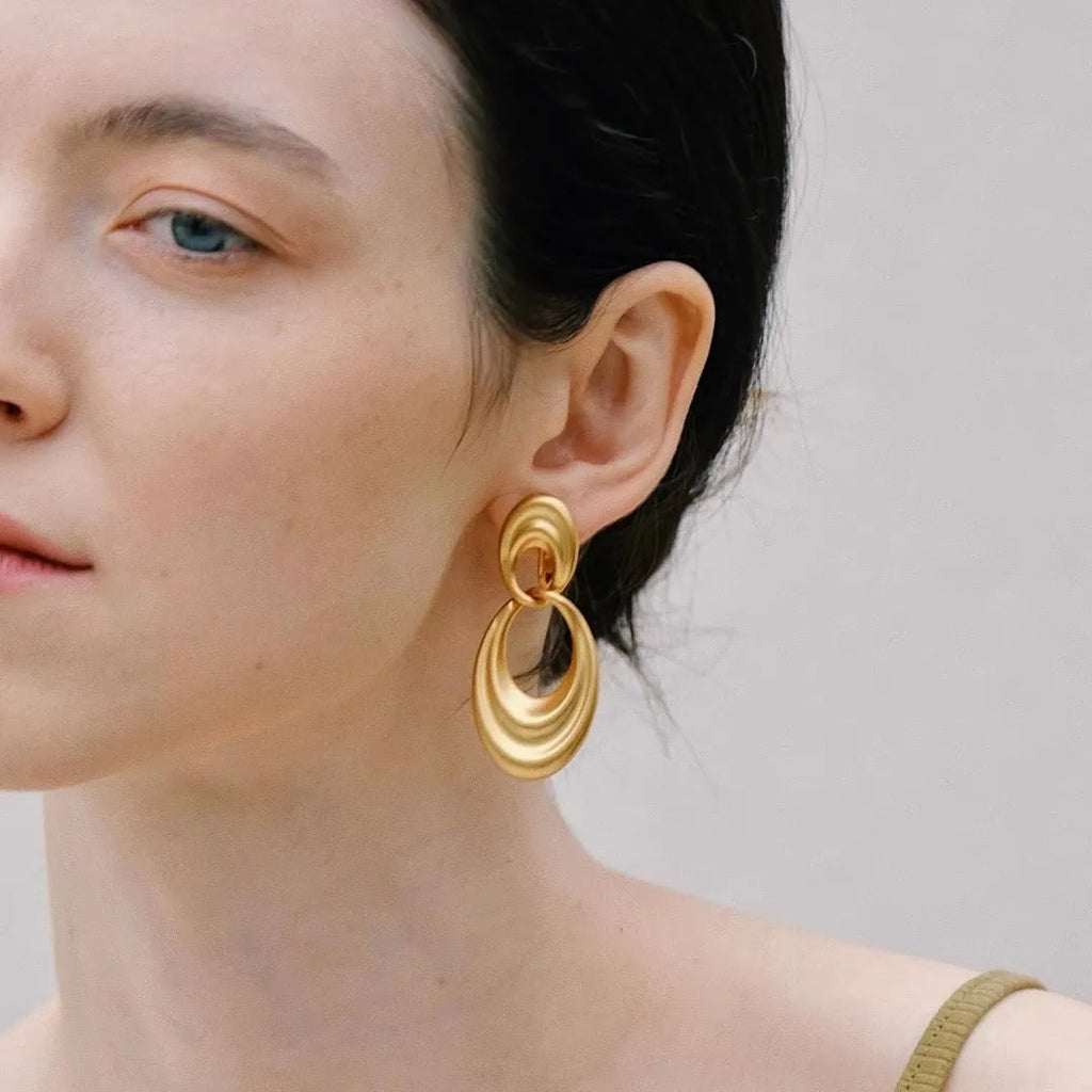 Double circle U-shaped earrings in quicksand colour with a French retro style.