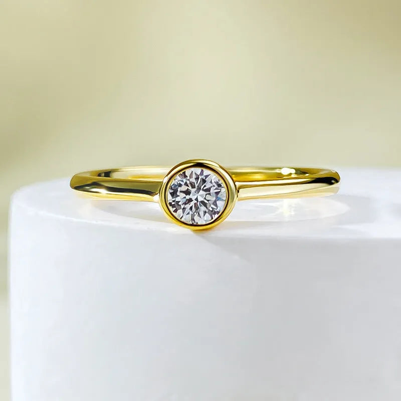 Minimalist silver crown ring with linear design in R962 gold or platinum electroplate finish.