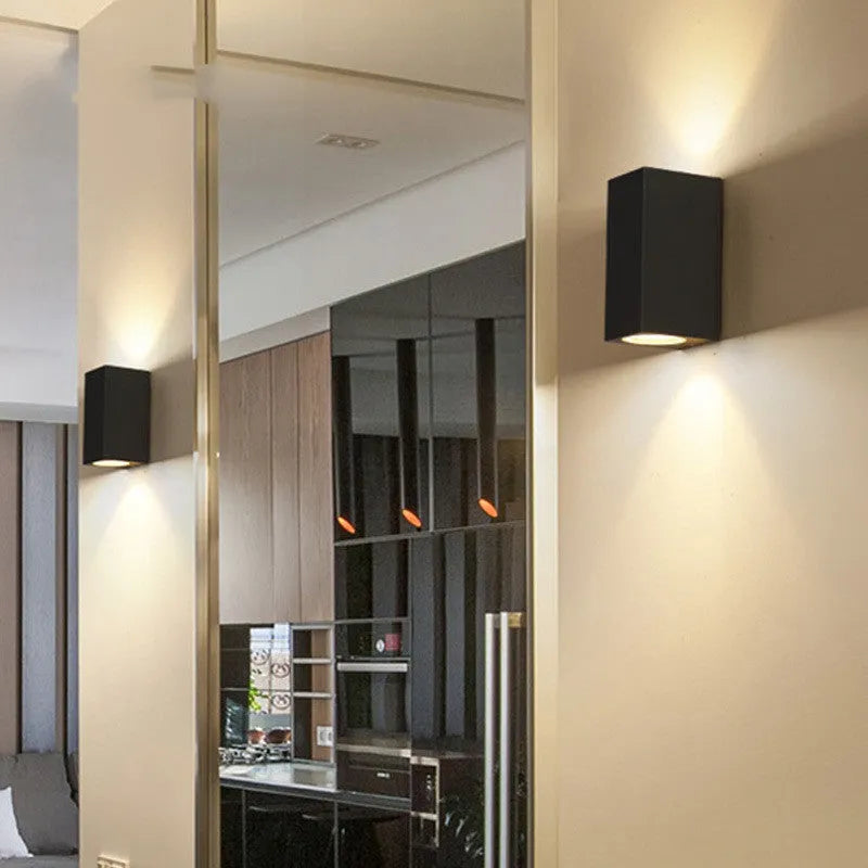Black aluminium LED wall lamp with glass shade for indoor wall mounting
