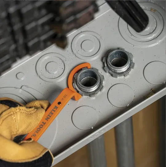 Orange, grey, and black magnetic suction wrench set with catheter lock, shown with size comparison.