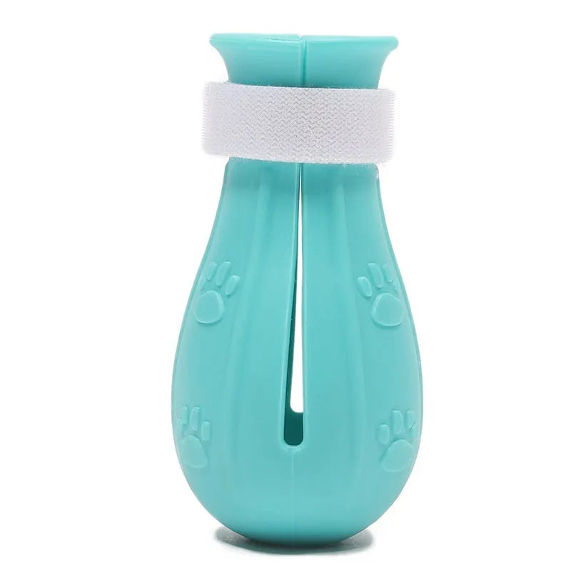 Set of cat foot covers in light blue, light green, and pink rubber for anti-scratch bath protection