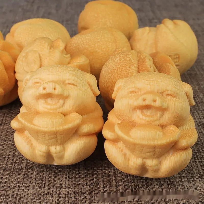 Solid bamboo Fulu pig carving ornament measuring 4cm tall with 3.5cm diameter