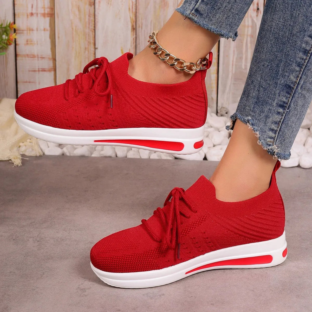 Women's low-top fly-knit sneakers in black with round toe and lace-up closure