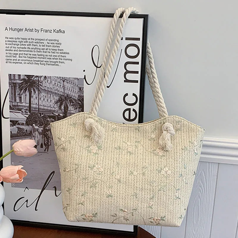 Large capacity straw shoulder bag with flap closure and phone pocket in khaki colour