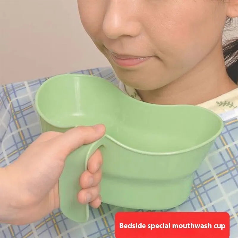 Green plastic elderly gargle cup for bedridden patient oral care