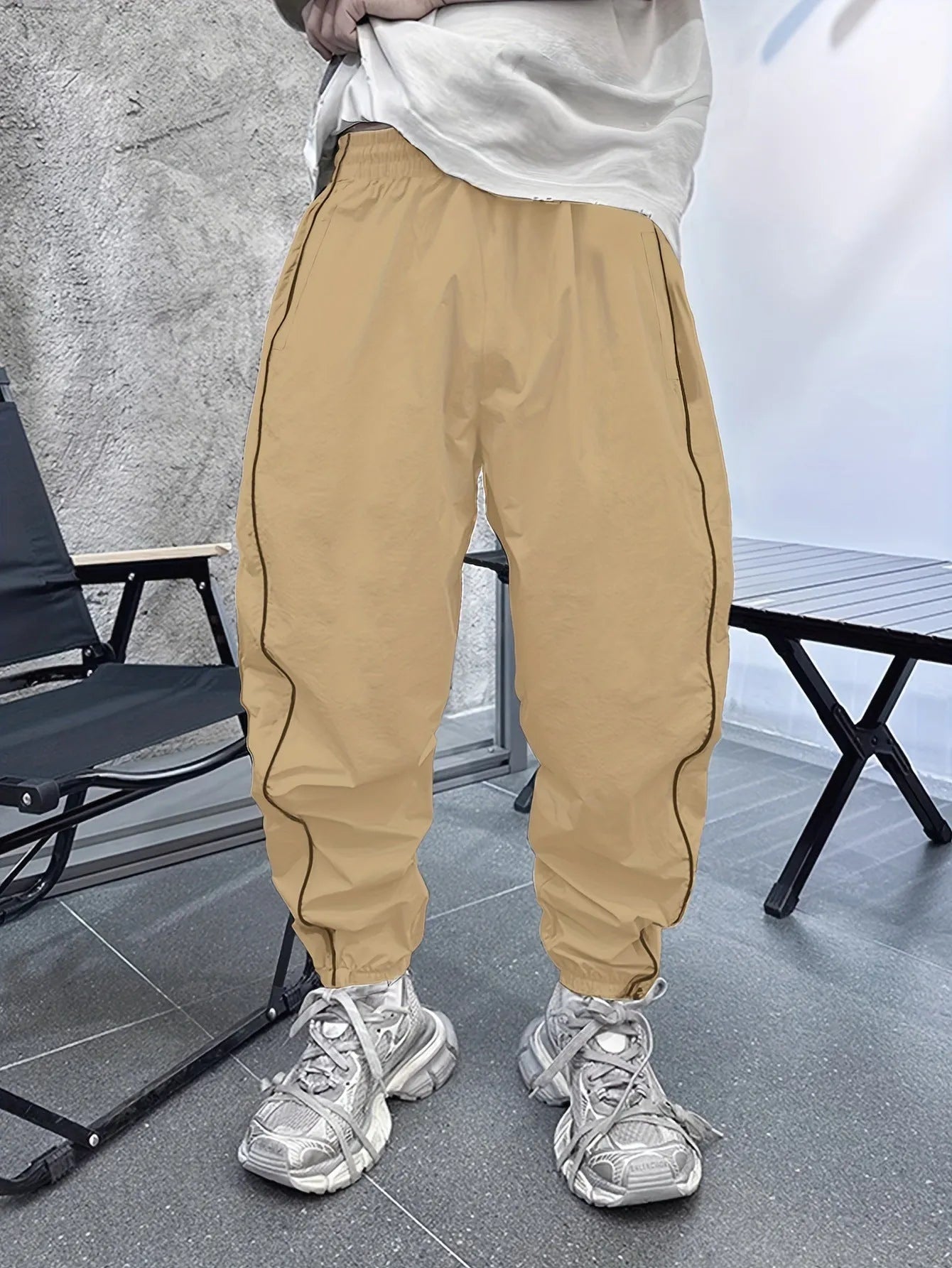 Men's loose fit cropped sports trousers in bamboo fibre, shown in blue colour.