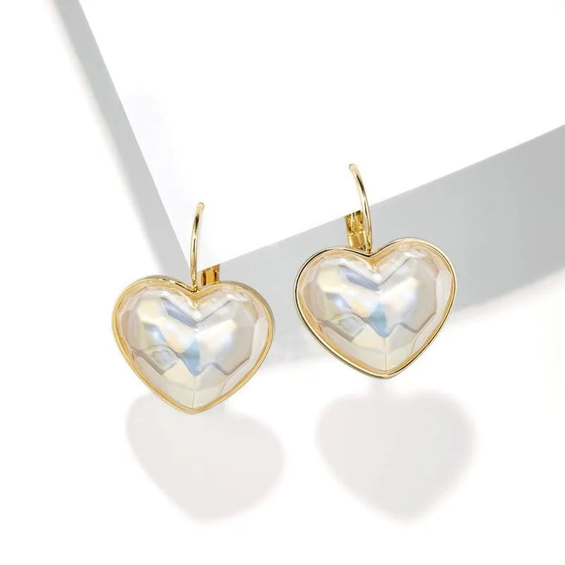 Gold-coloured alloy ear clip for women with natural design metal elements