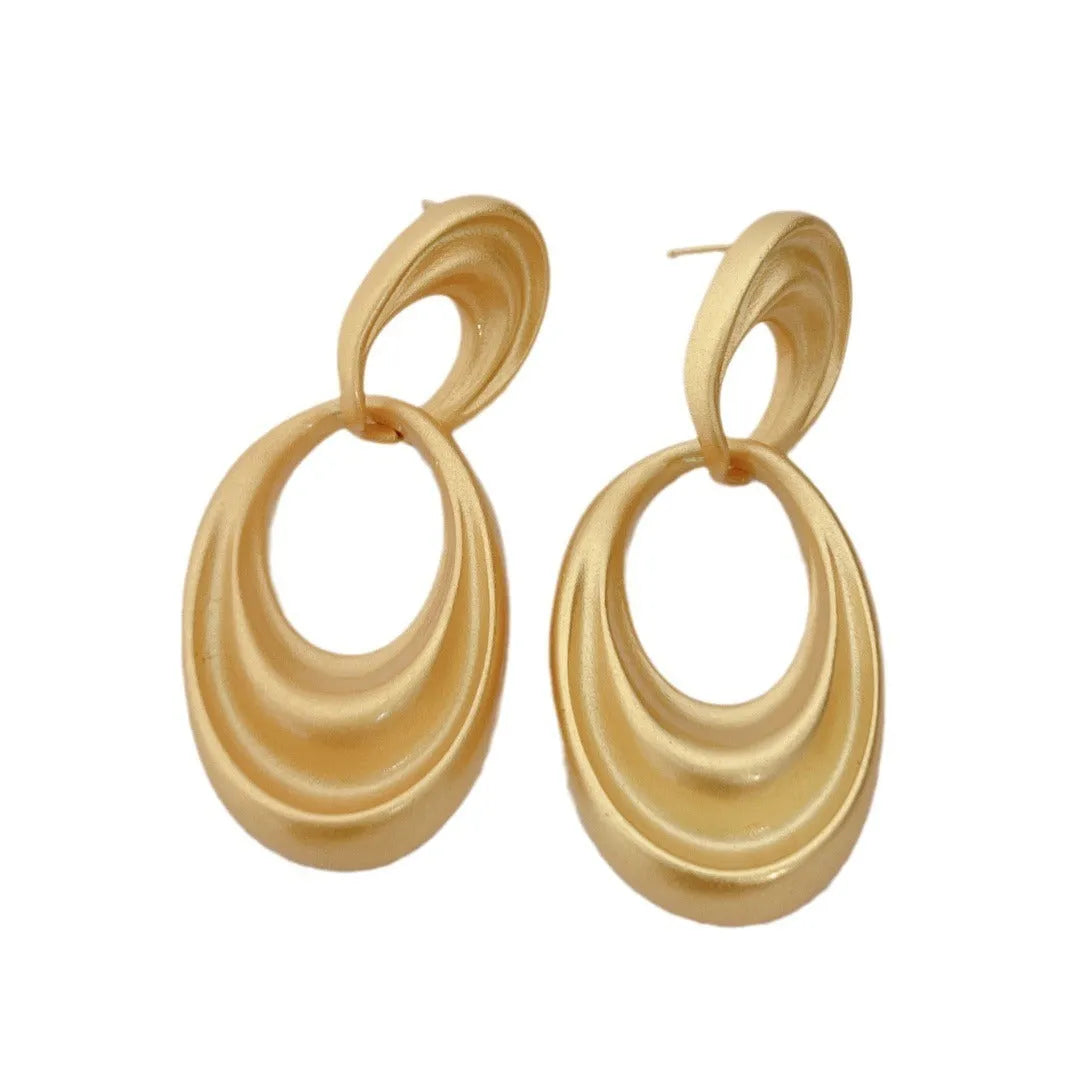 Double circle U-shaped earrings in quicksand colour with a French retro style.