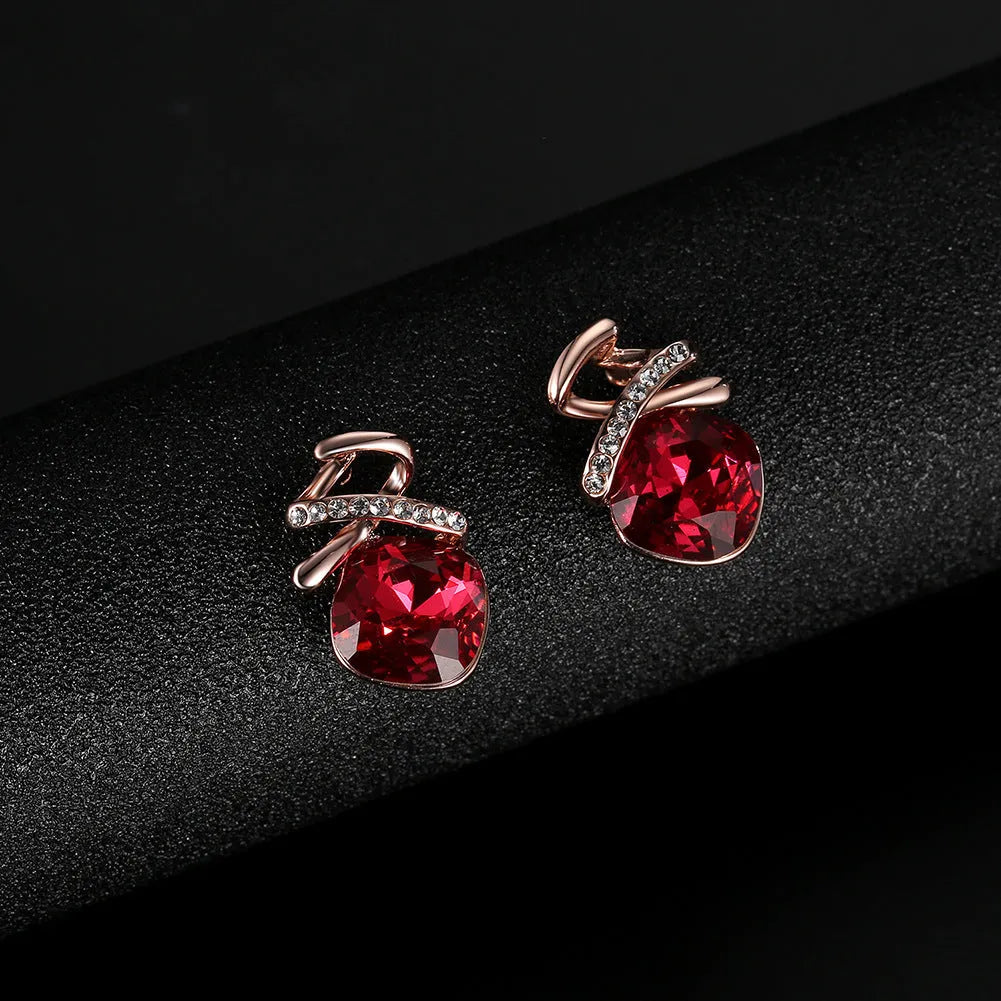 Women's jewellery set with water wave chain necklace and matching earrings in diamond-processed alloy