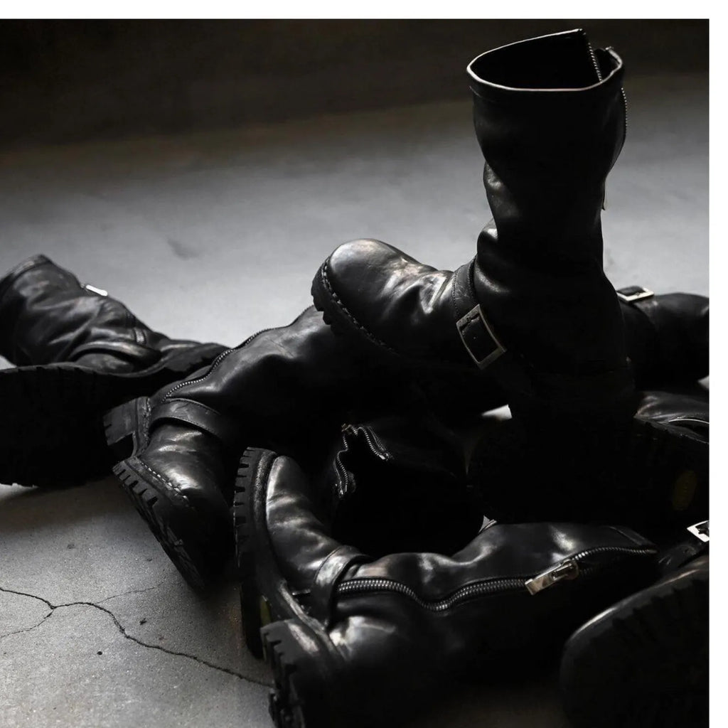 Men's dark retro Martin boots with side zip closure in black colour