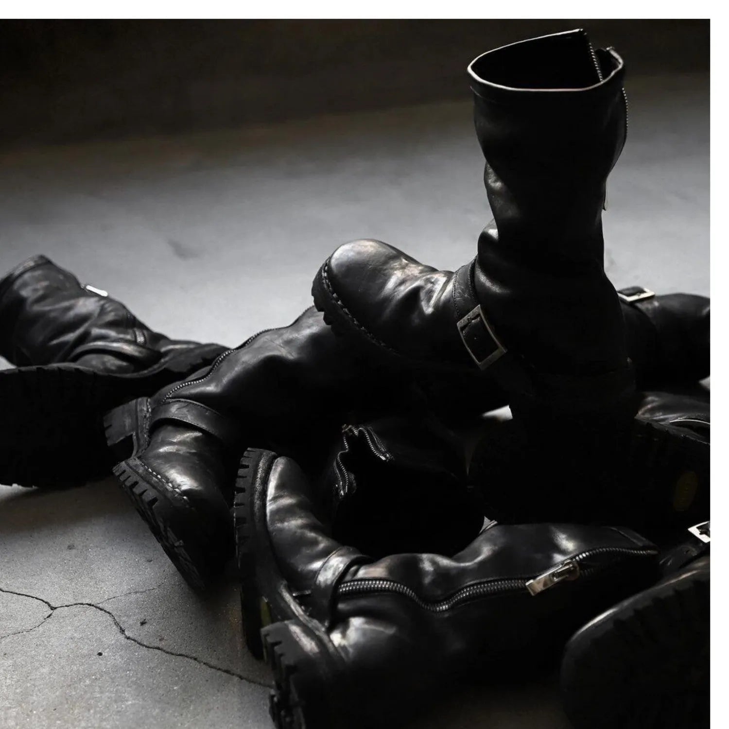 Men's dark retro Martin boots with side zip closure in black colour