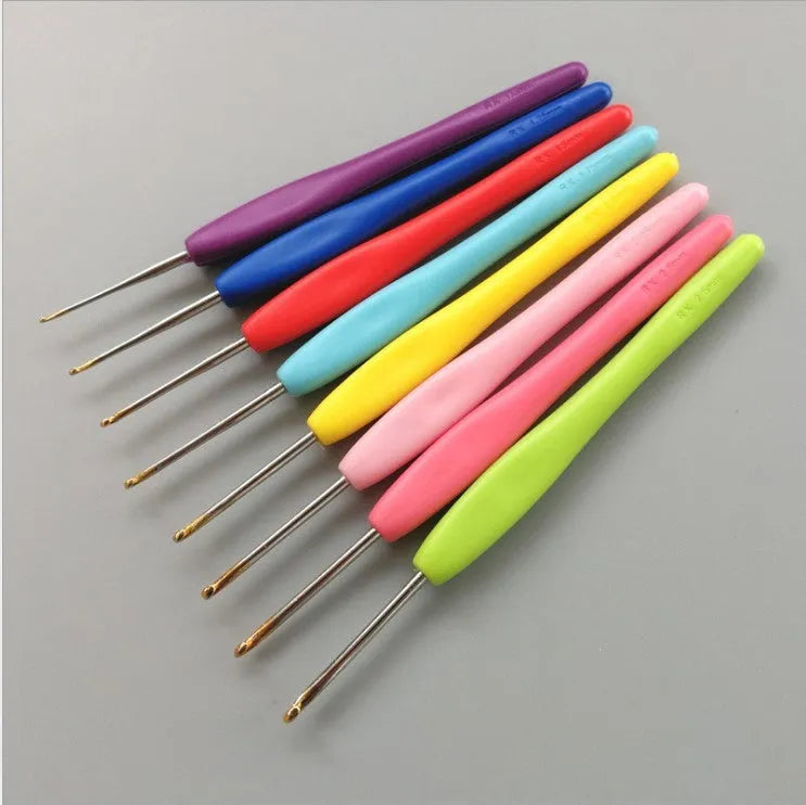 Set of 16 crochet hooks with both soft and hard handles, arranged by size in a grey PU storage bag.