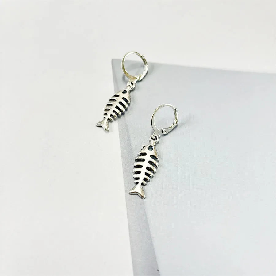 Female Creativity retro alloy jewellery set with fishbone pendant necklace and matching earrings on adjustable O-chain.