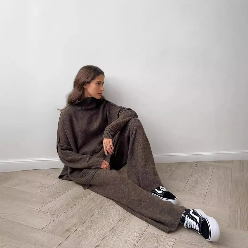 Ladies' side-slit sweater and trousers suit in a solid colour