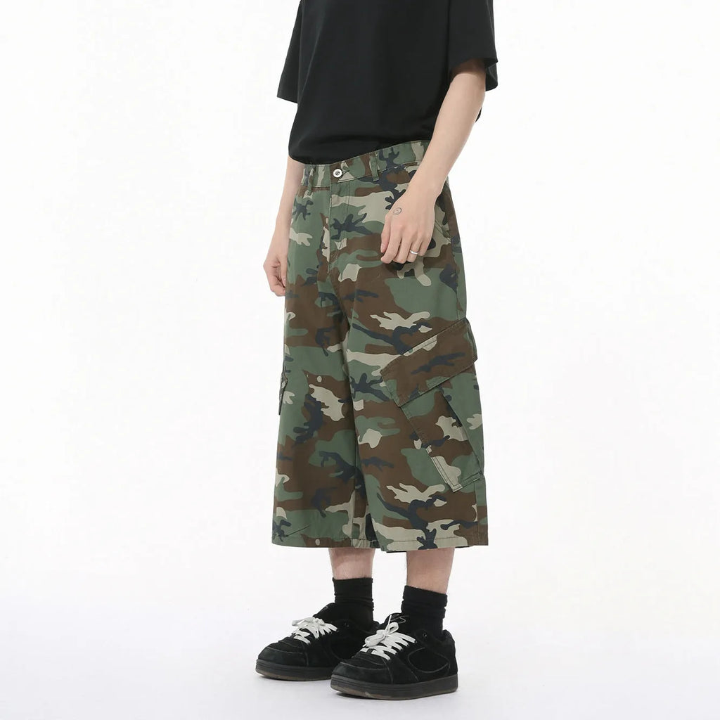 Men's camouflage cargo trousers with wide leg fit and cropped length