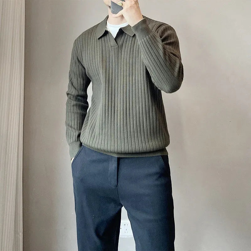 Man wearing a loose-fit, long-sleeved knitted sweater in rabbit fur and modal fabric