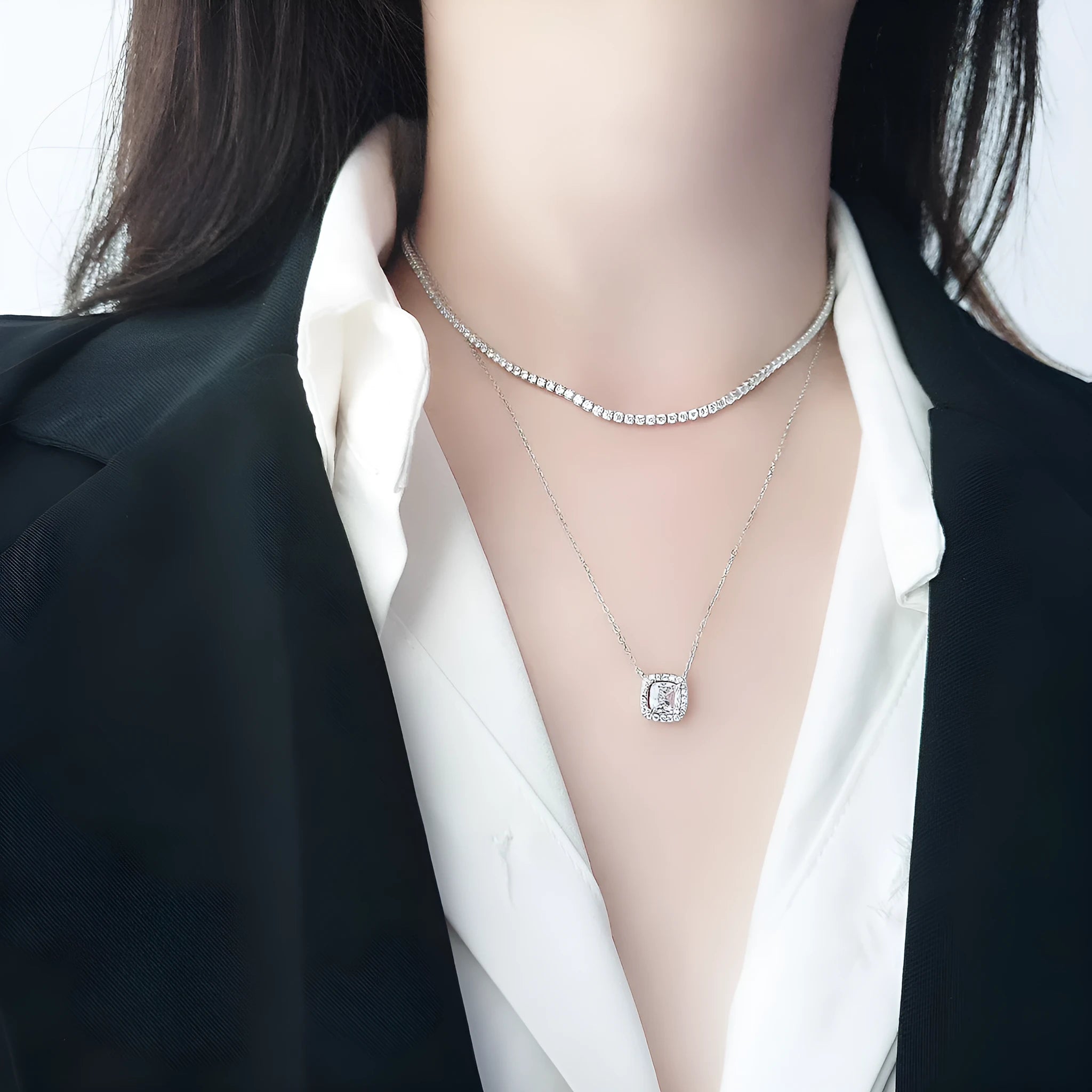 Women's sterling silver necklace with circular pendant and diamond-cut treatment on 925 silver chain