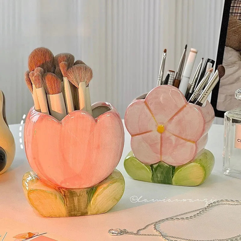 Ceramic pen holder storage box with floral decoration measuring 11.8x5.8x10 cm