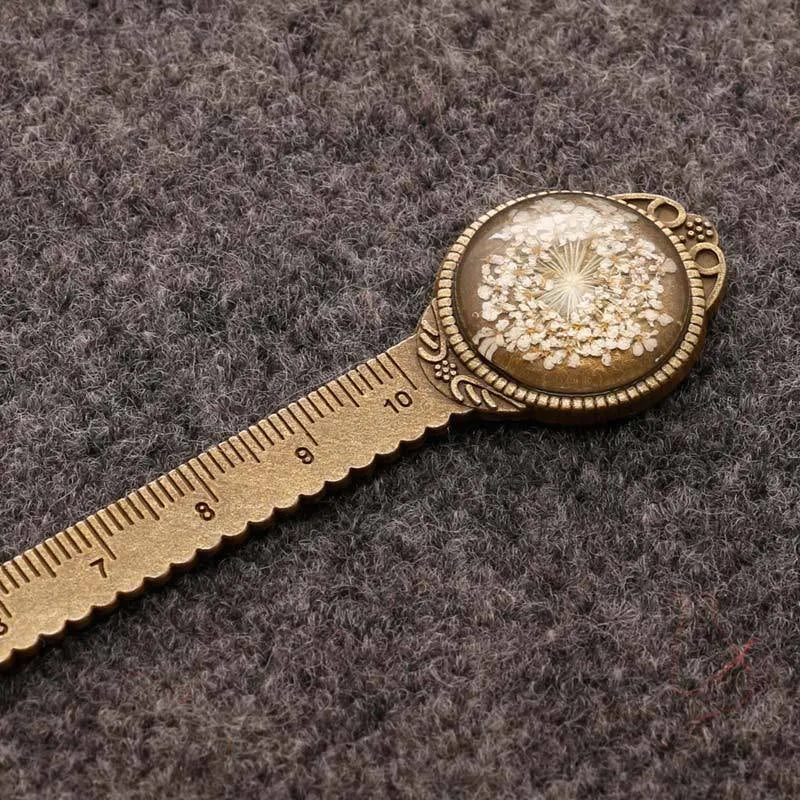Handmade dry flower gypsophila ruler bookmark with pressed immortal flowers in classical style