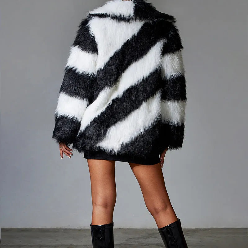 Lapel contrast colour faux fur coat with fur collar in polyester fabric