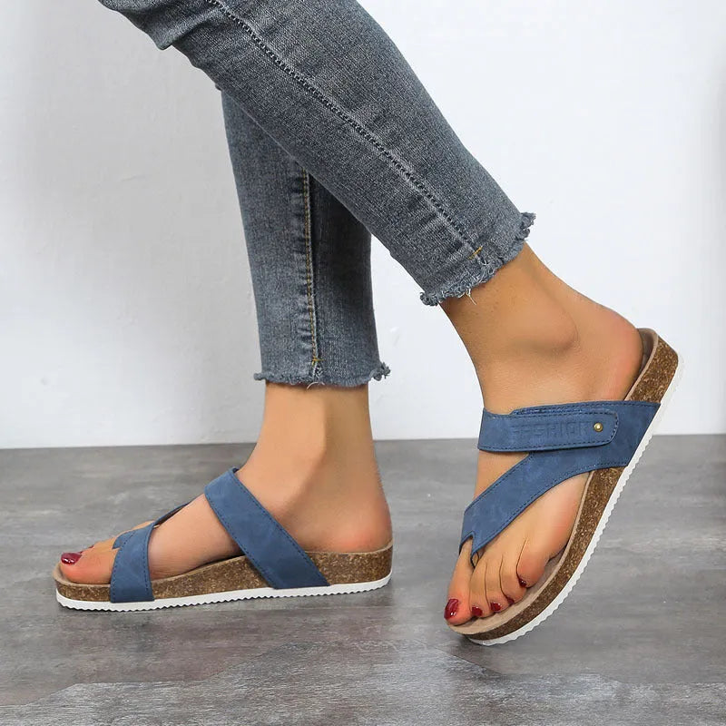 Flat toe ring thick-soled flip-flops in a solid colour with a foam sole