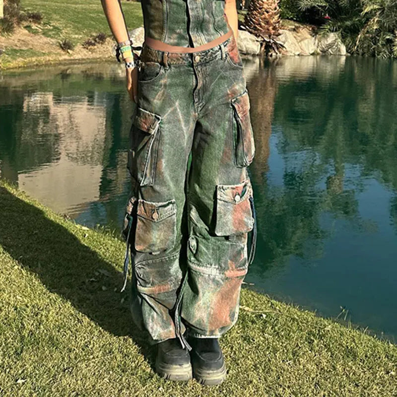 Loose cargo denim trousers in a fading colour with multiple gradient pockets on the legs