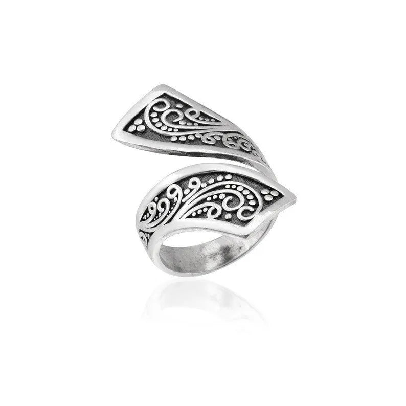 Silver-coloured retro minimalist women's ring with adjustable opening on alloy band