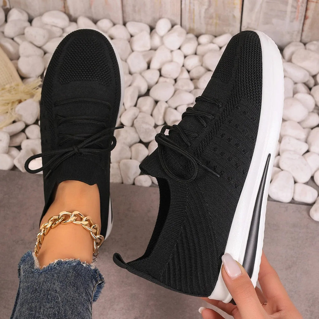 Women's low-top fly-knit sneakers in black with round toe and lace-up closure