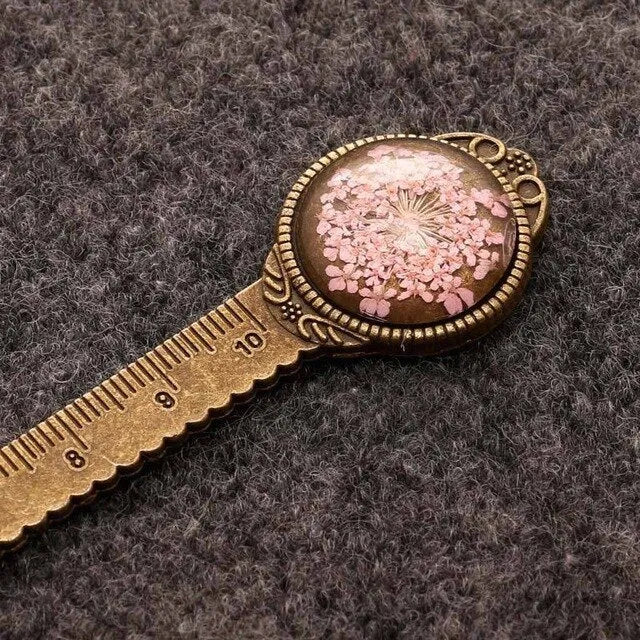Handmade dry flower gypsophila ruler bookmark with pressed immortal flowers in classical style