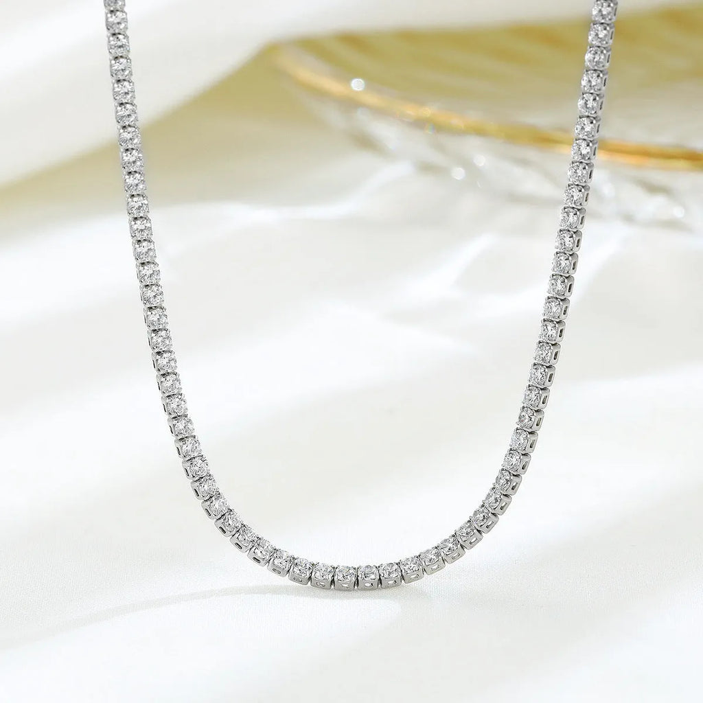 Women's sterling silver necklace with circular pendant and diamond-cut treatment on 925 silver chain