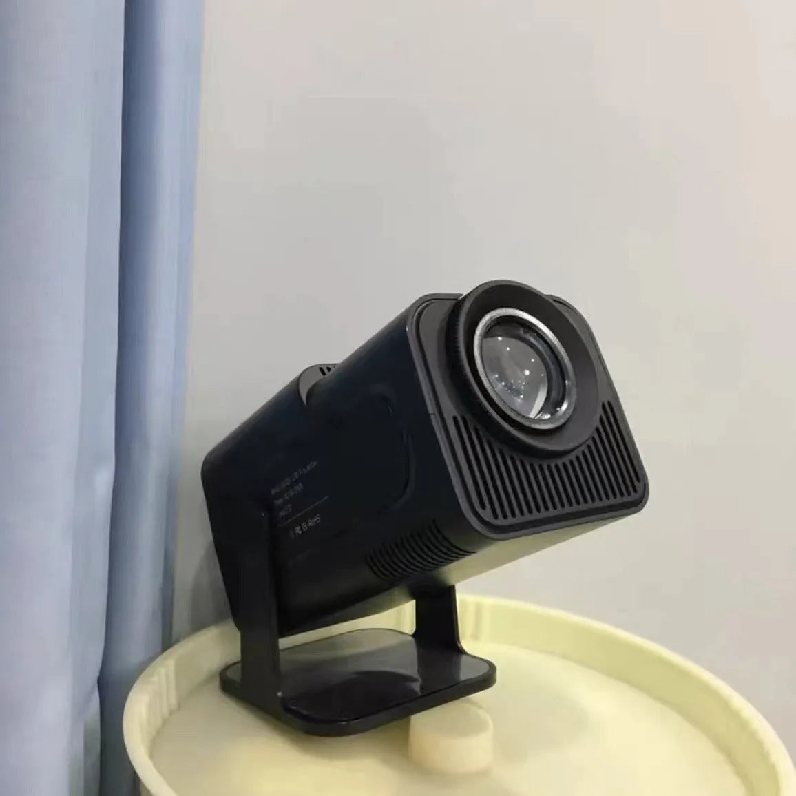 720p HD home projector with wireless capability for gaming and entertainment